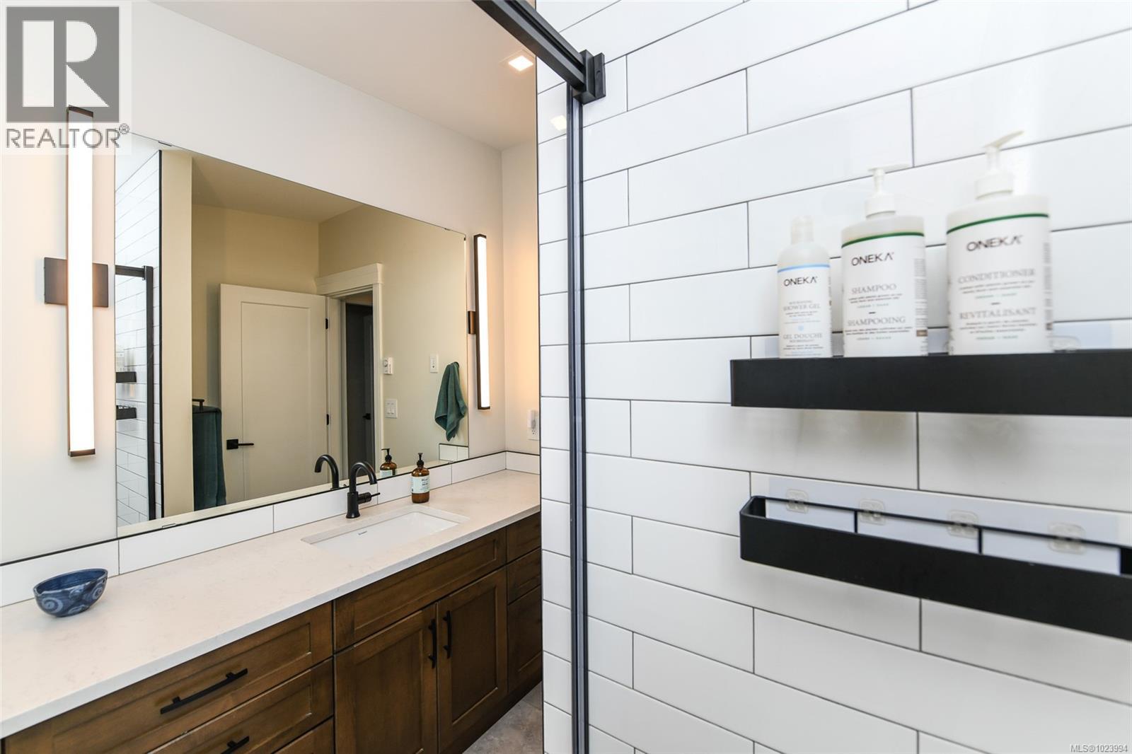 7592/7586 GABBY RD - 85