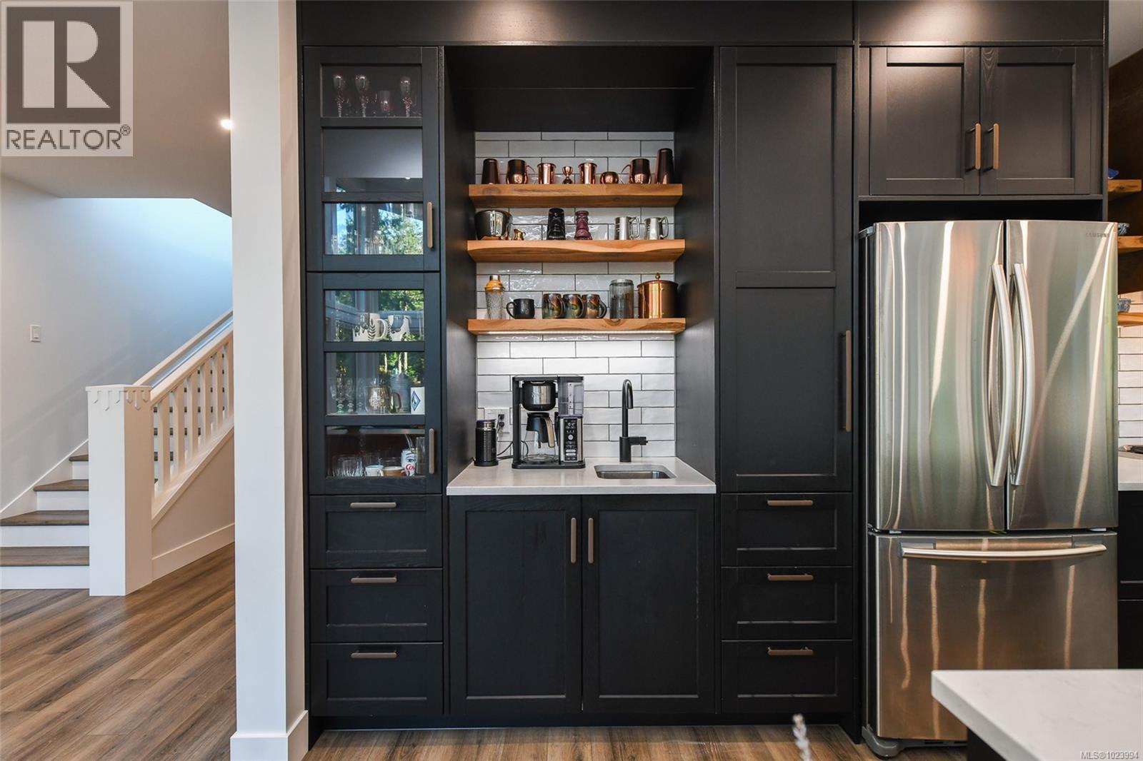 7592/7586 GABBY RD - 7