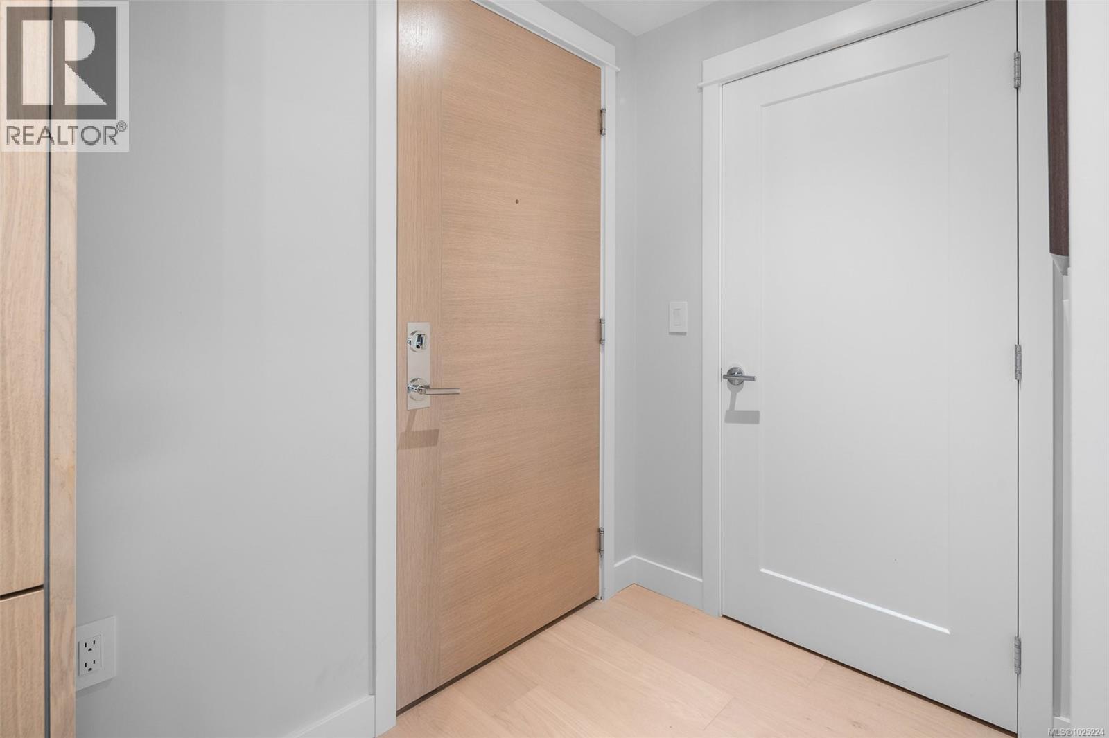 208 5229 Cordova Bay Road, Saanich