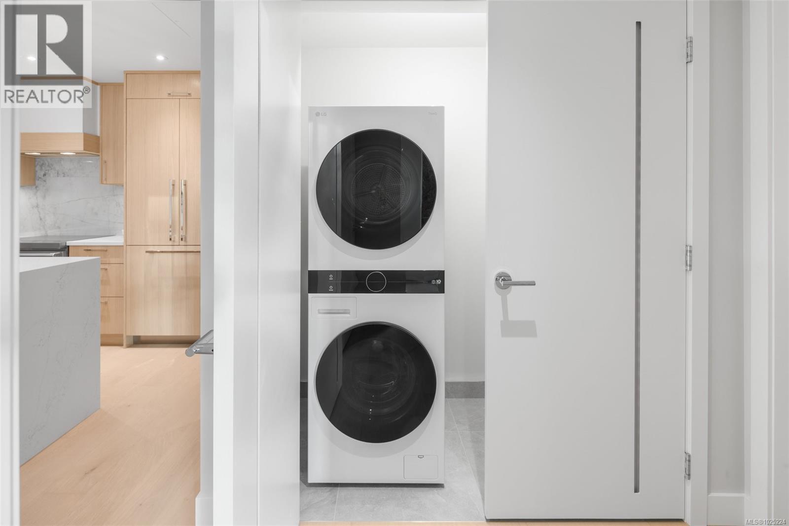 208 5229 Cordova Bay Road, Saanich