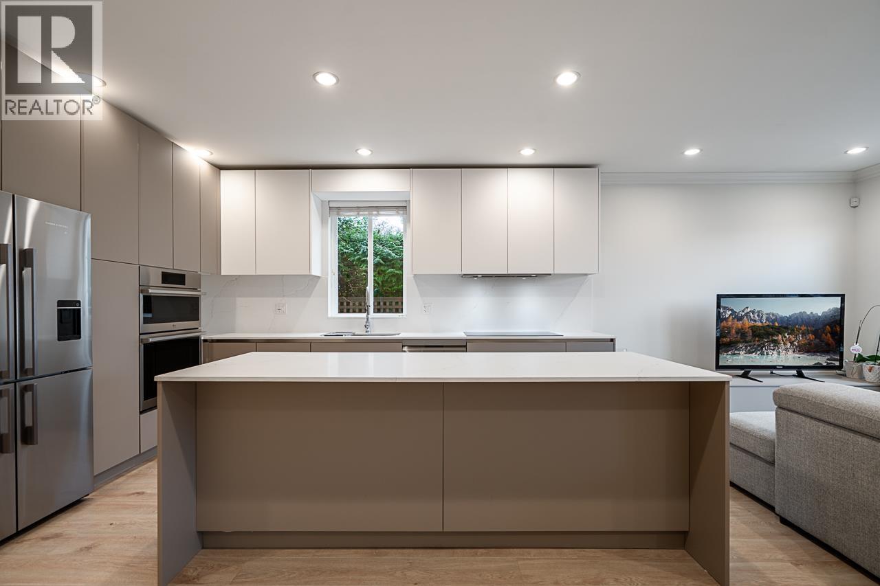 359 E 13TH STREET, North Vancouver