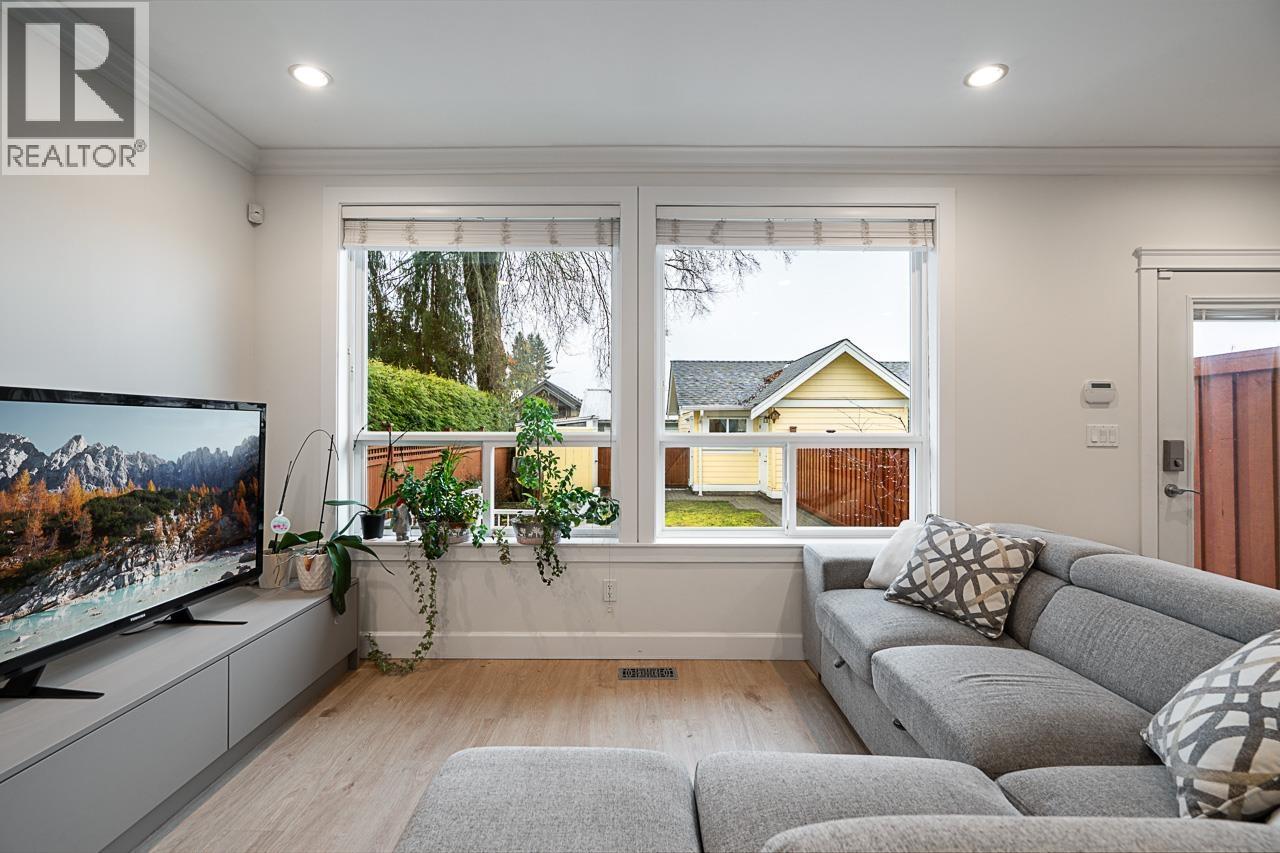 359 E 13TH STREET, North Vancouver