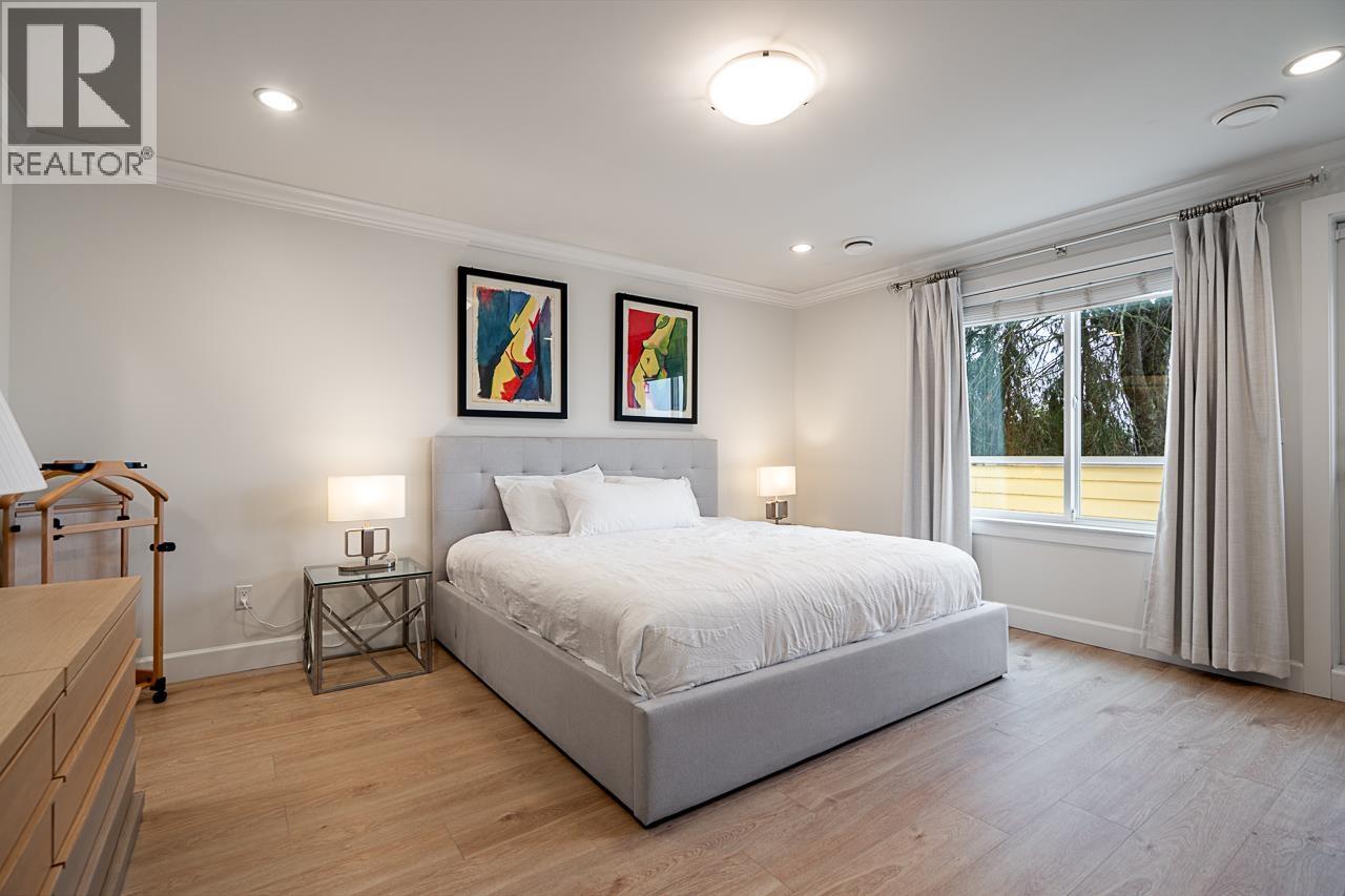 359 E 13TH STREET, North Vancouver