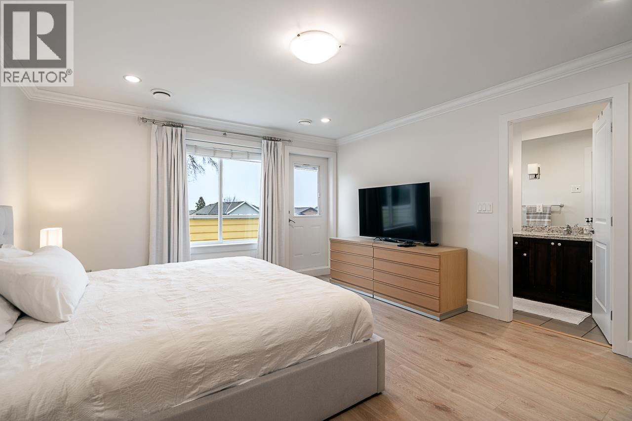 359 E 13TH STREET, North Vancouver