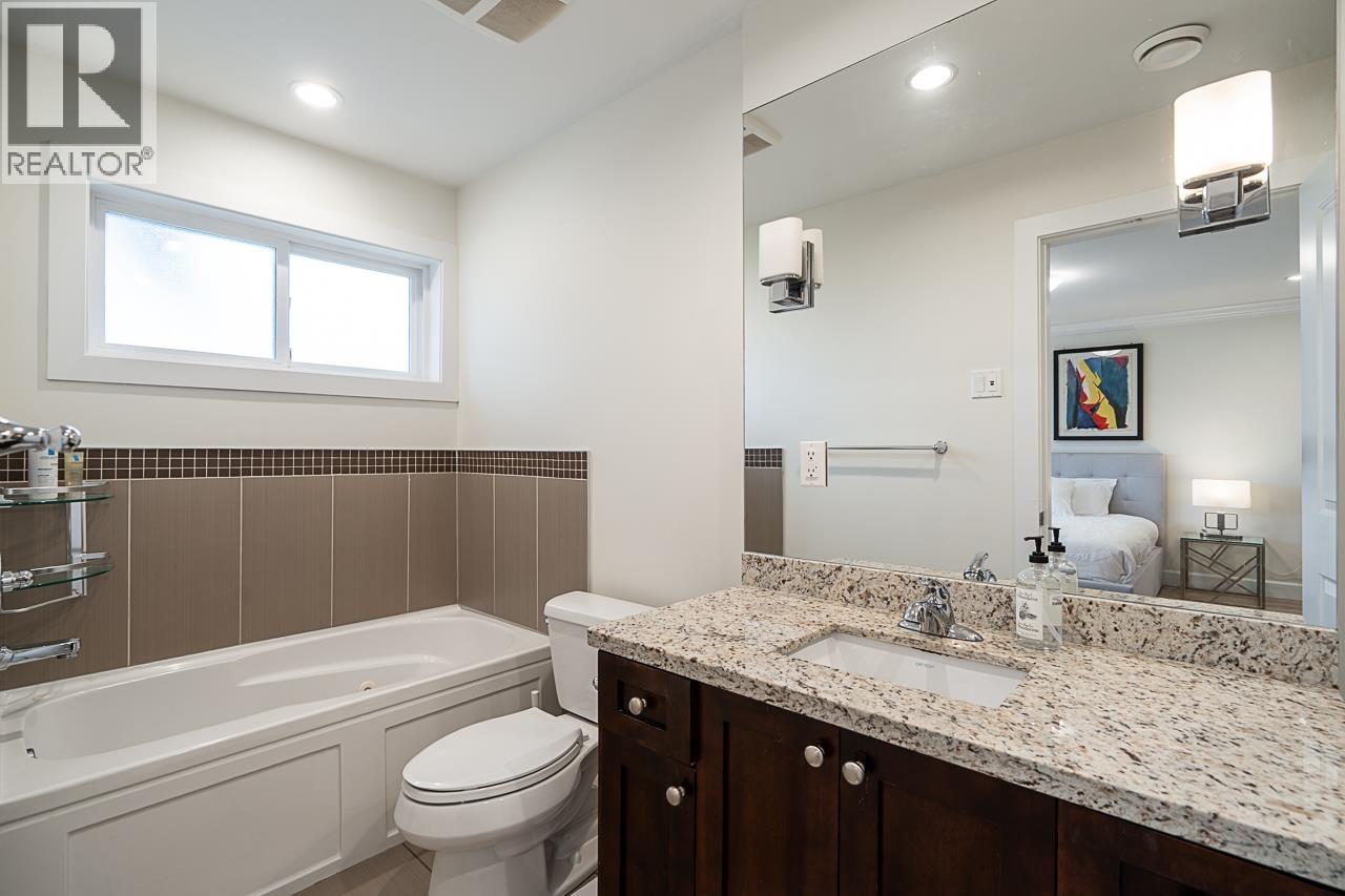 359 E 13TH STREET, North Vancouver