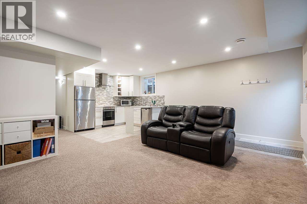 359 E 13TH STREET, North Vancouver