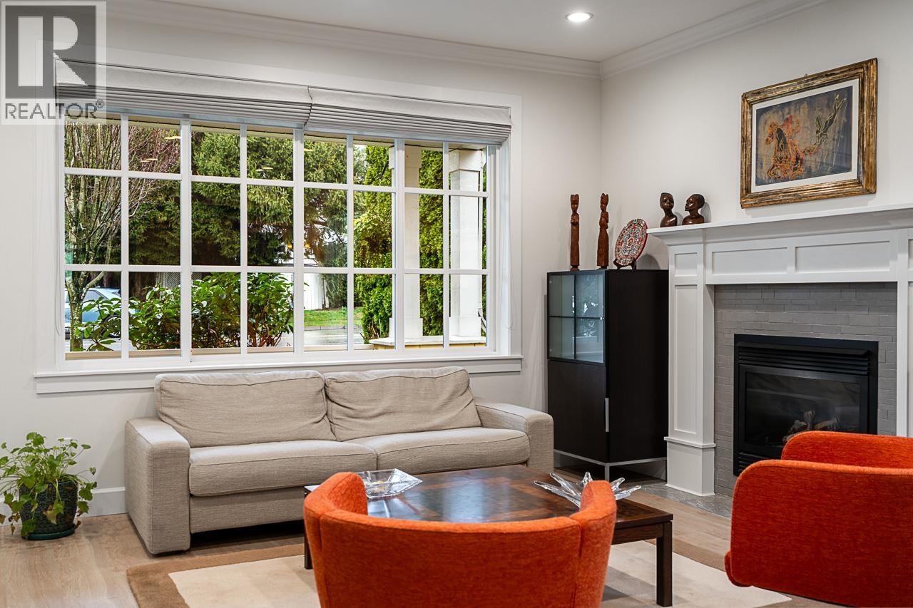 359 E 13TH STREET, North Vancouver