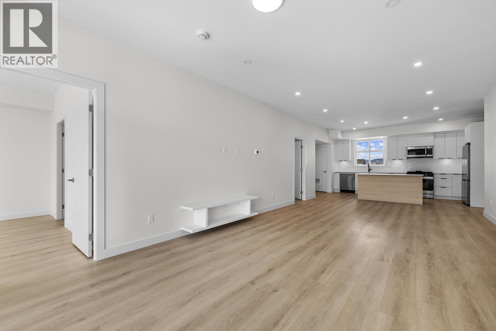 204 5300 Main Street, Kelowna