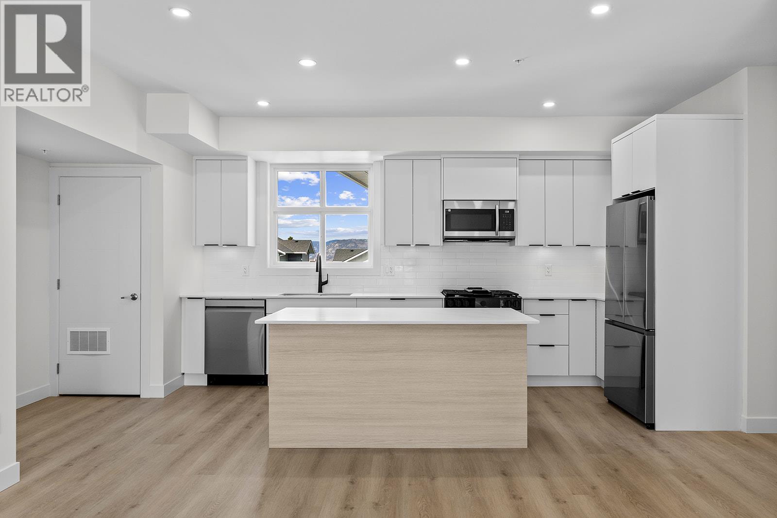 204 5300 Main Street, Kelowna