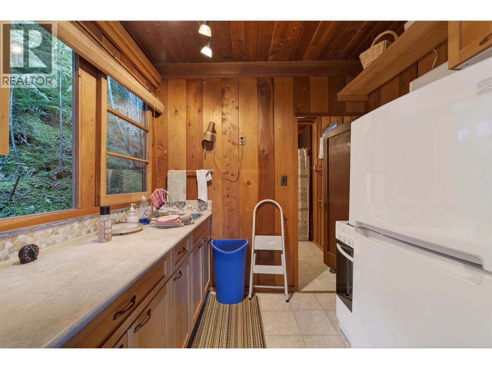 1294 Green Road, Balfour