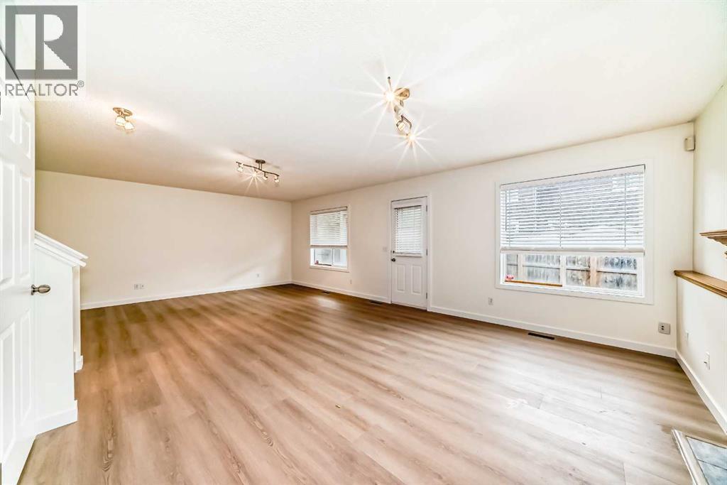 Single Family House 4 Level for Sale in  Martha