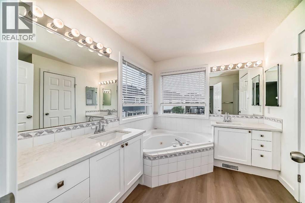 Single Family House 4 Level for Sale in  Martha