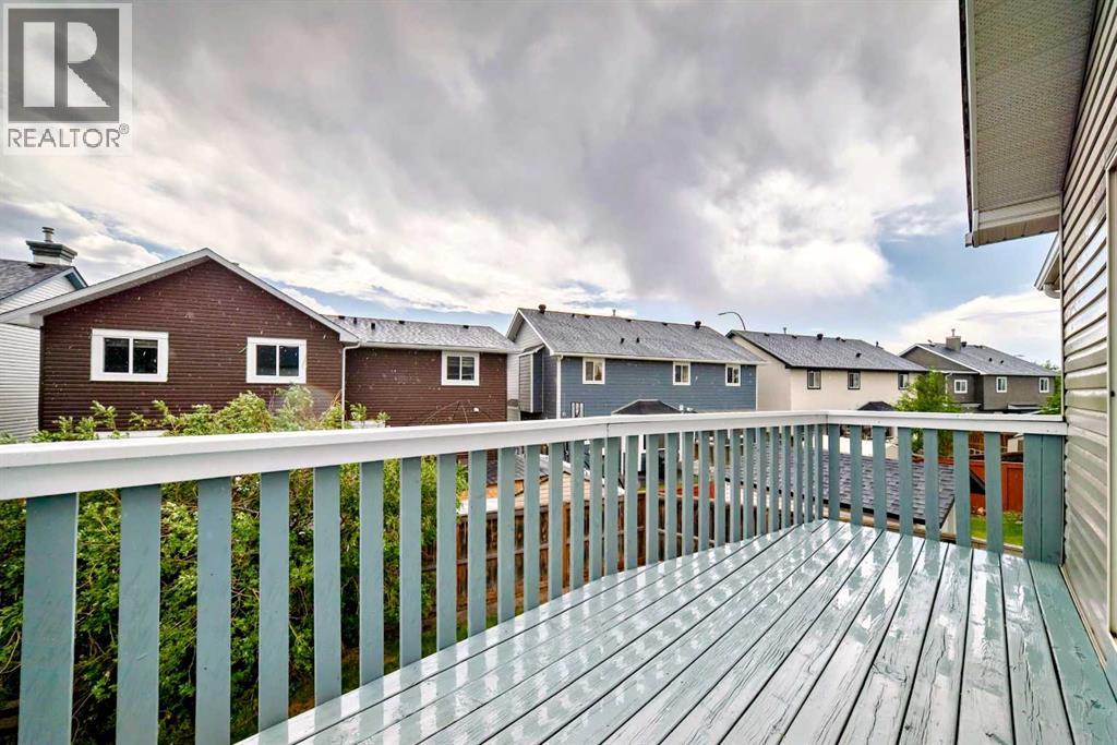 Single Family House 4 Level for Sale in  Martha