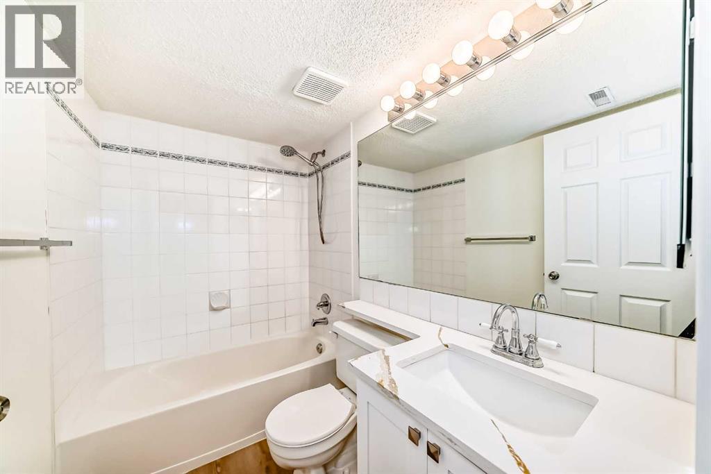 Single Family House 4 Level for Sale in  Martha