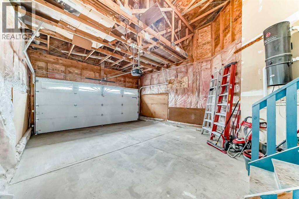 Single Family House 4 Level for Sale in  Martha