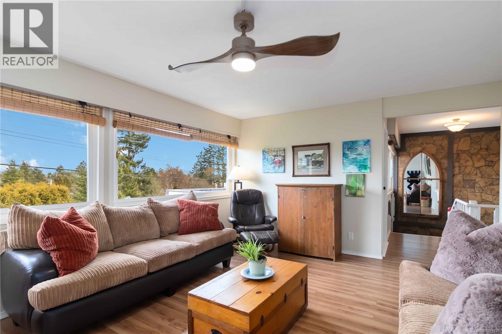 1027 Wurtele Pl, Esquimalt