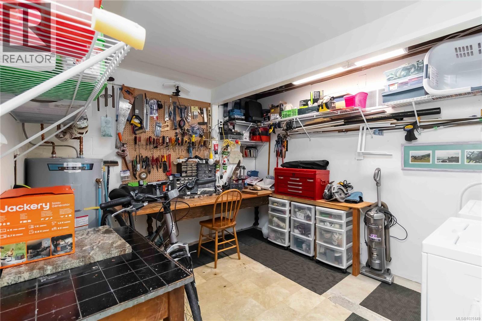 1027 Wurtele Pl, Esquimalt