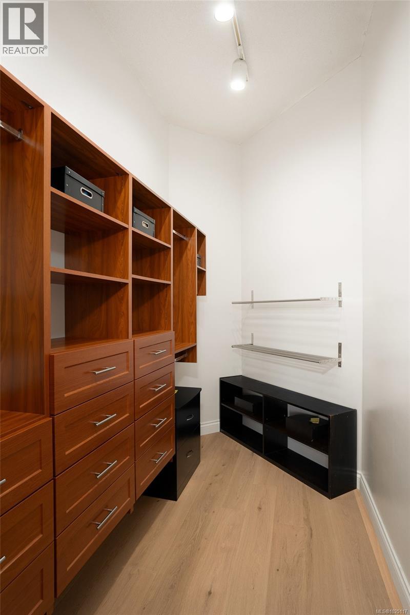 518 10 Paul Kane Place, Victoria