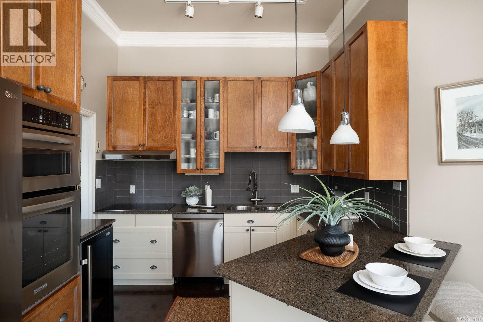 518 10 Paul Kane Place, Victoria