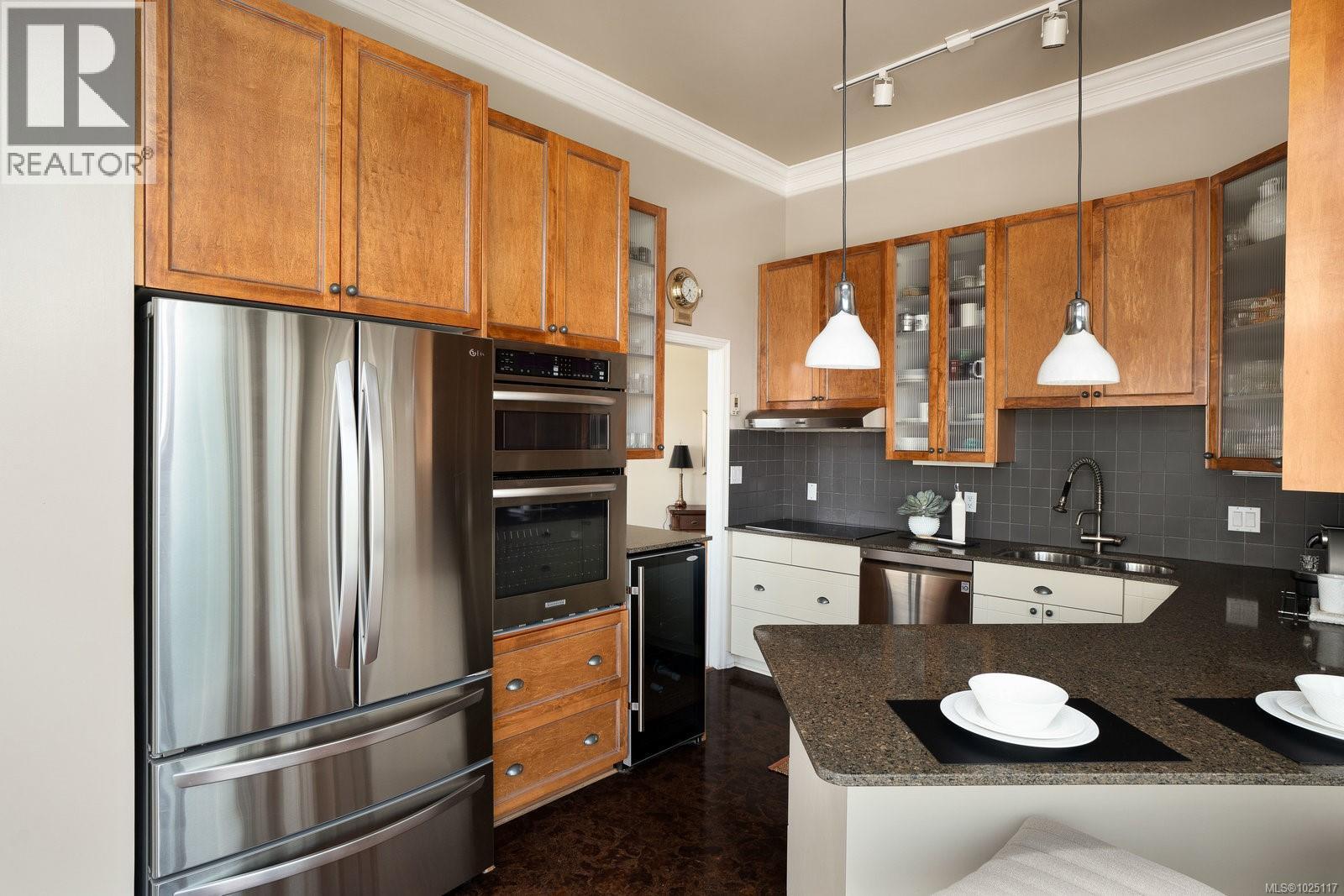 518 10 Paul Kane Place, Victoria