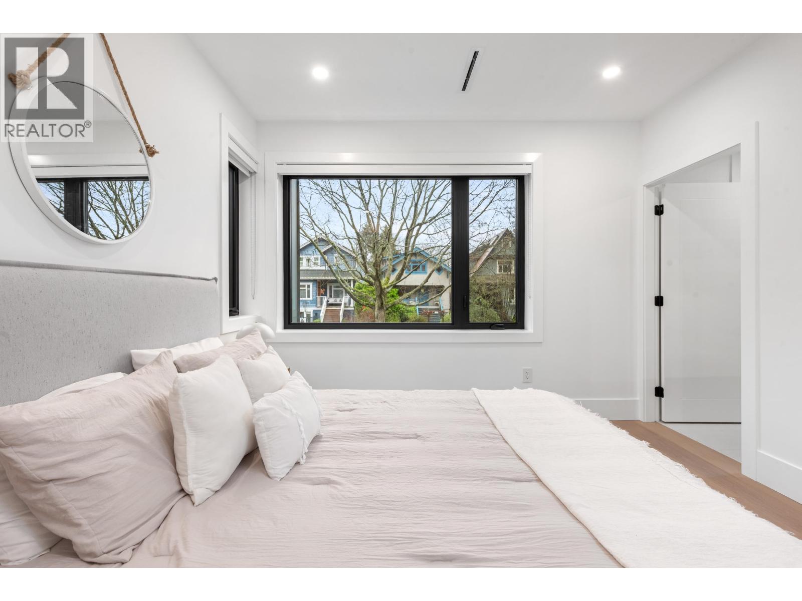 1 275 W 17TH AVENUE, Vancouver