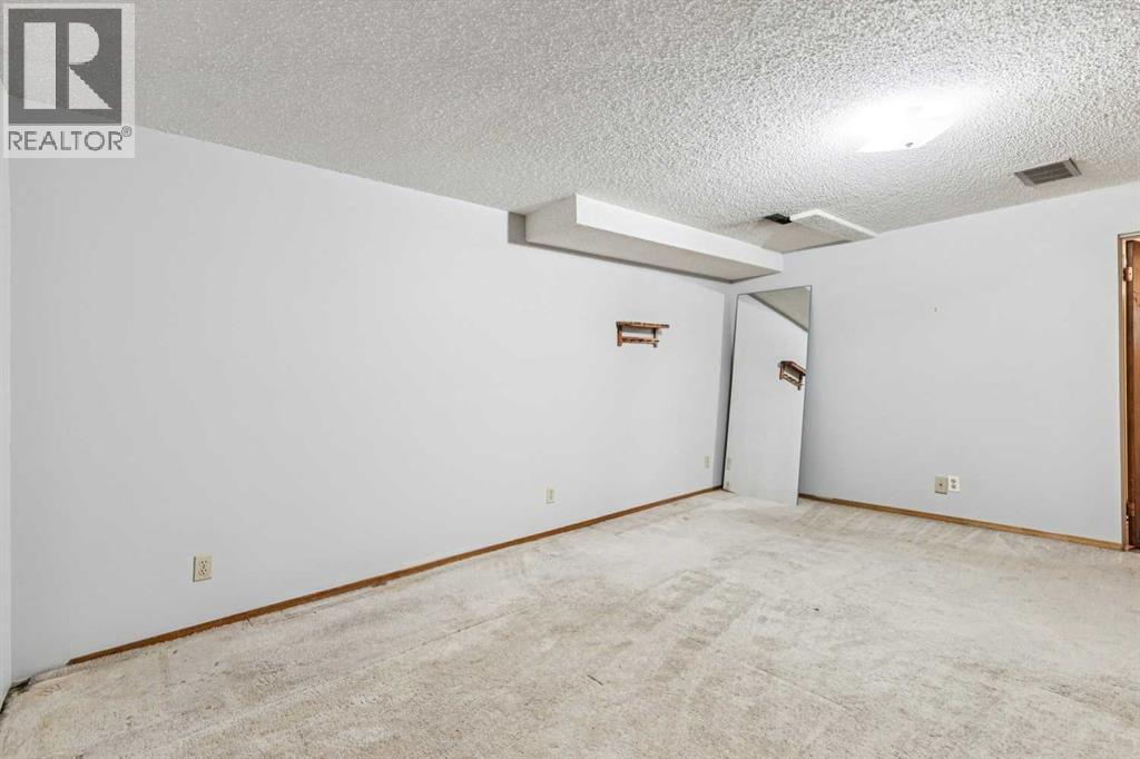 Single Family House Bi-level for Sale in  Dovercliffe Way SE Dover Calgary 