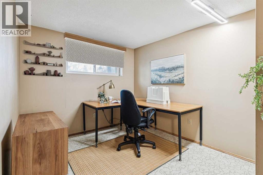 Single Family House Bi-level for Sale in  Dovercliffe Way SE Dover Calgary 