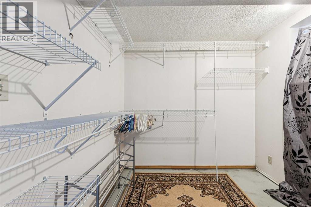 Single Family House Bi-level for Sale in  Dovercliffe Way SE Dover Calgary 