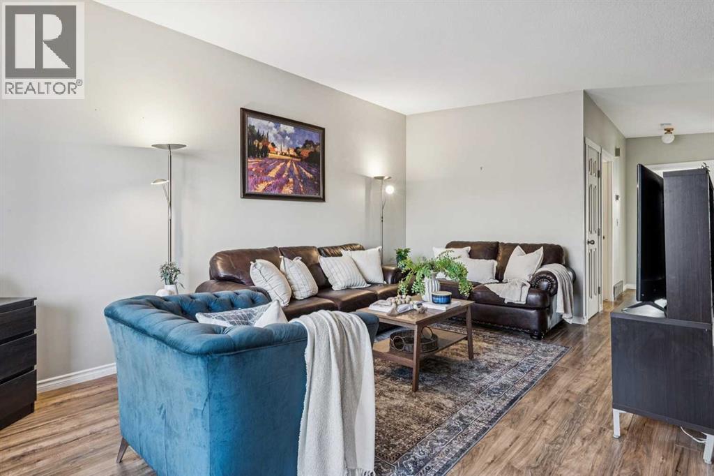 Single Family House Bi-level for Sale in  Dovercliffe Way SE Dover Calgary 