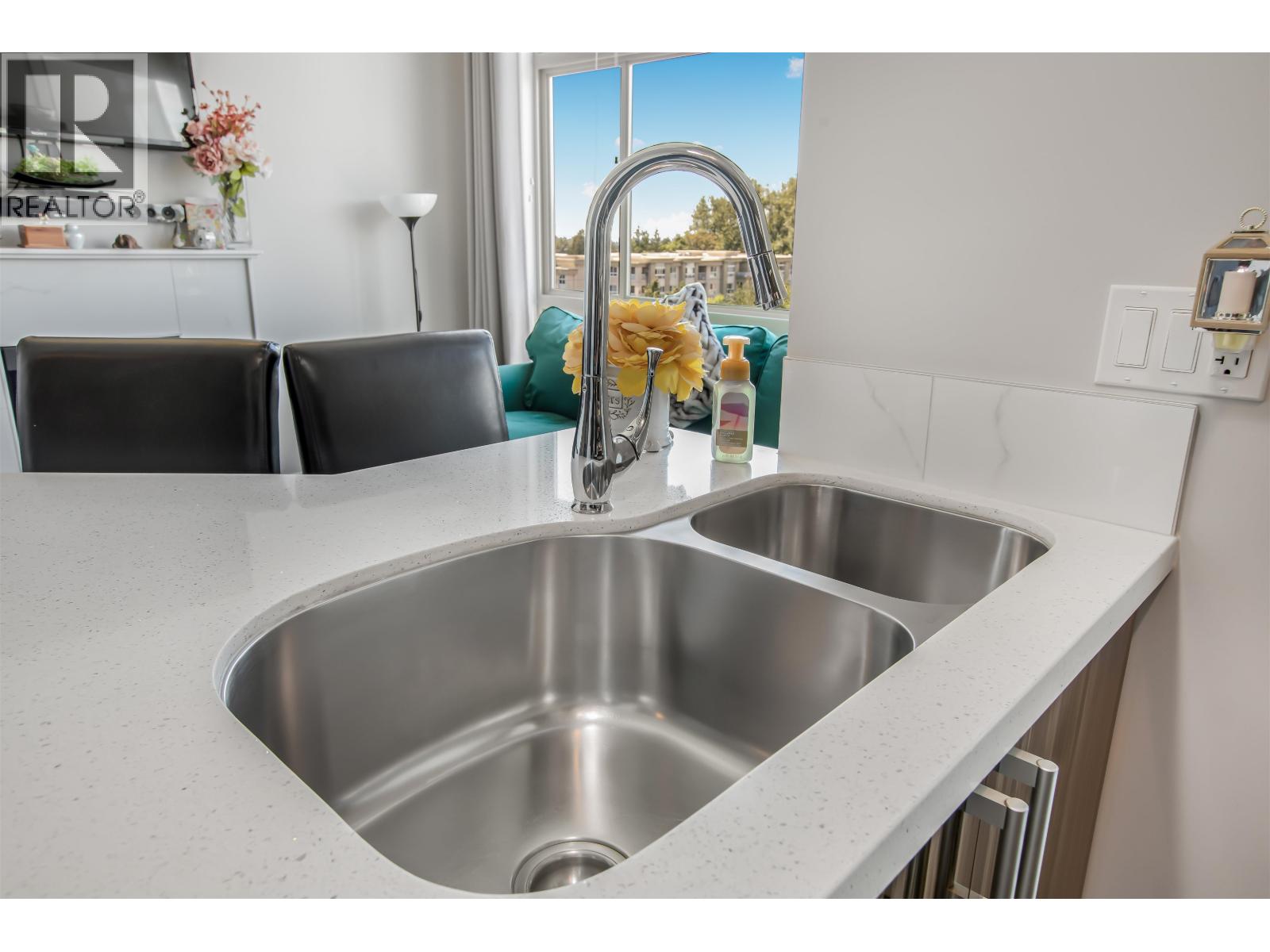 604 22318 LOUGHEED HIGHWAY, Maple Ridge