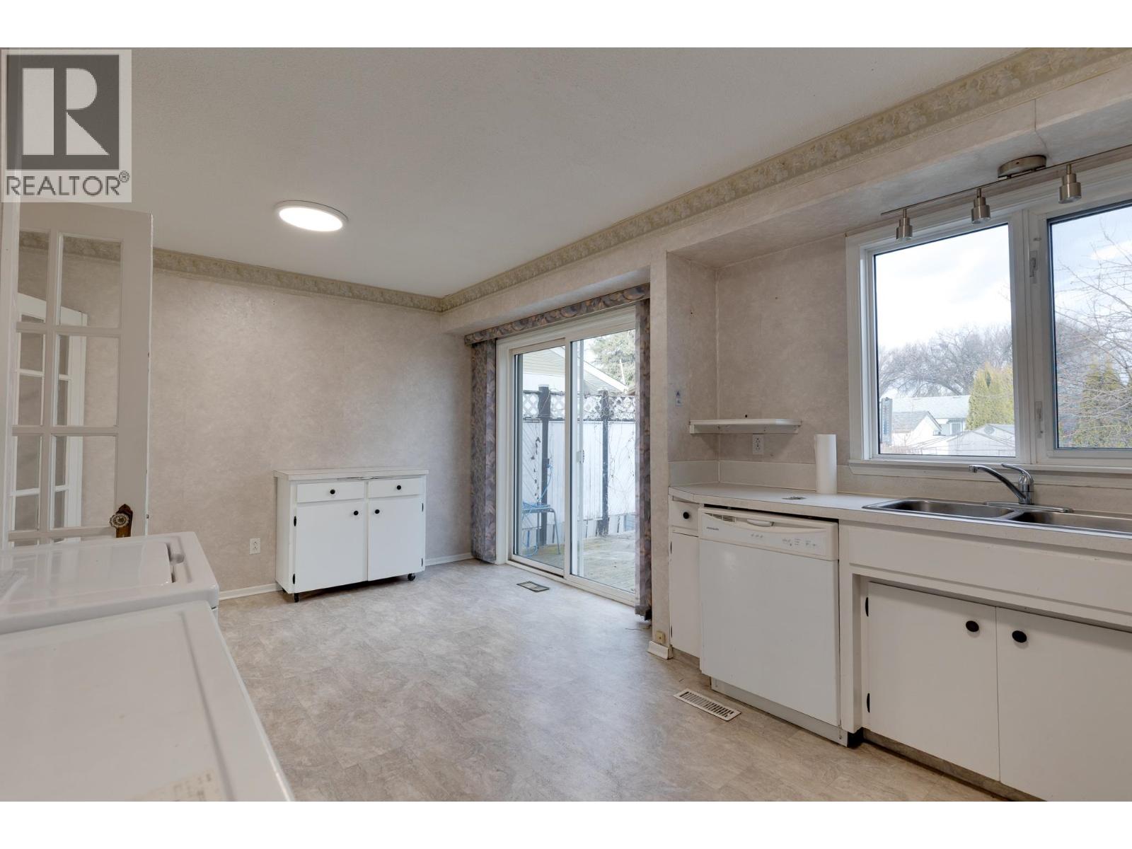 204 WATSON CRESCENT - 9