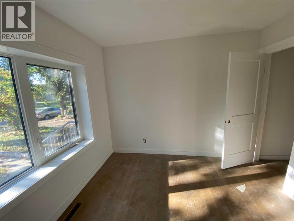 564 5 Street W - 20