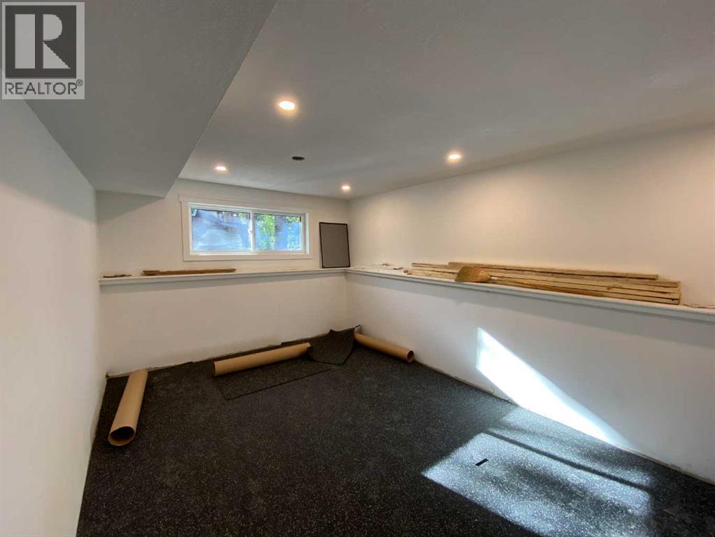564 5 Street W - 24