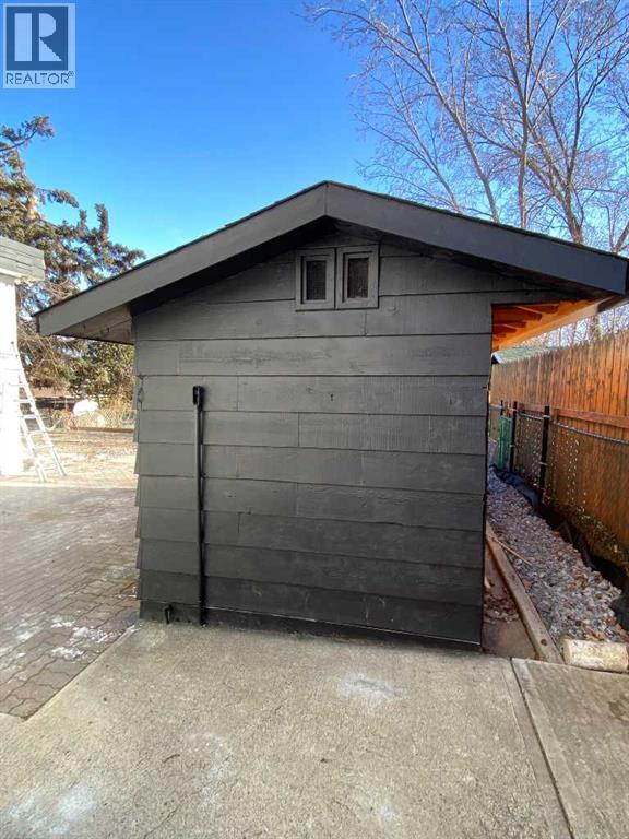 564 5 Street W - 32