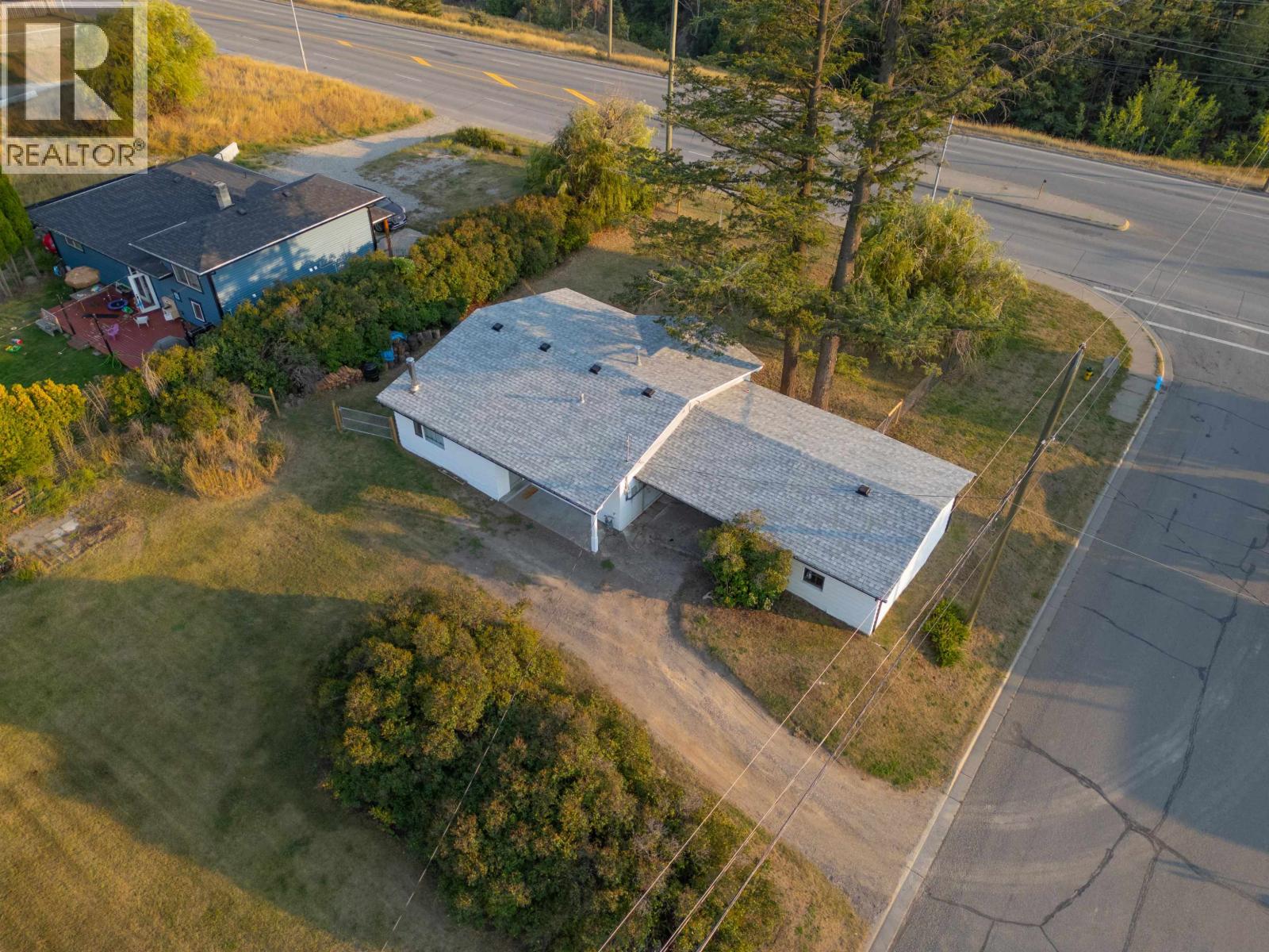 2020 N MACKENZIE AVENUE - 26