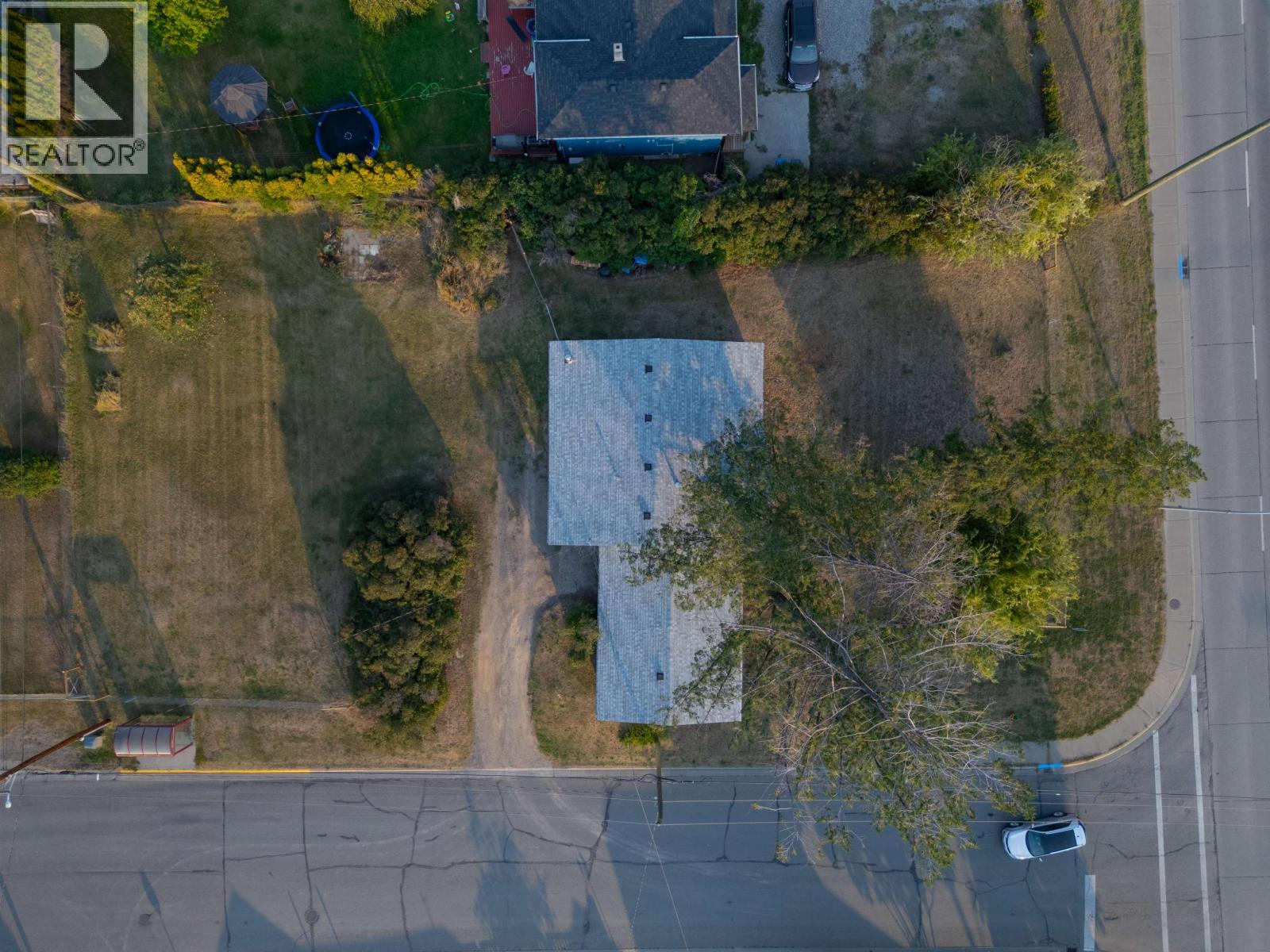 2020 N MACKENZIE AVENUE - 24