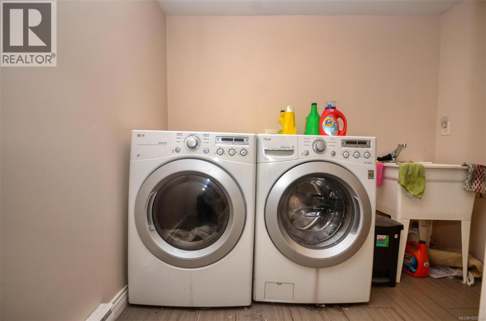 1237 Hillside Ave, Victoria