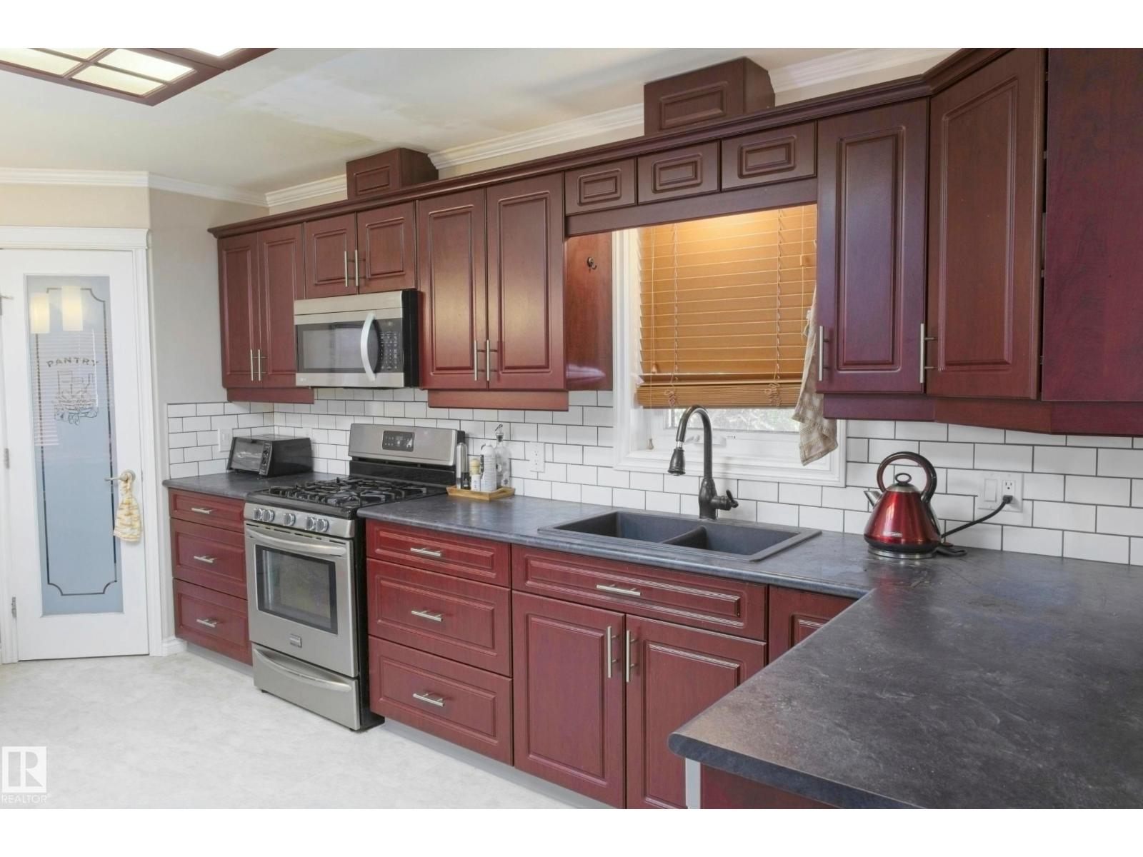 5226 43 ST - 9
