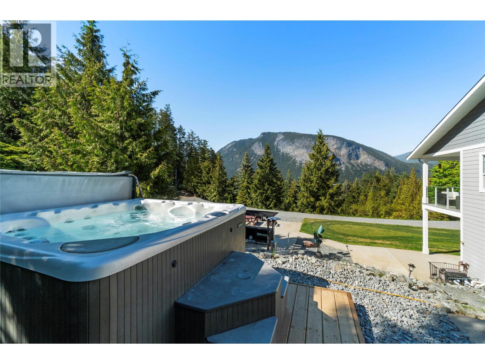  2030 Canoe Beach Drive Northeast, Salmon Arm