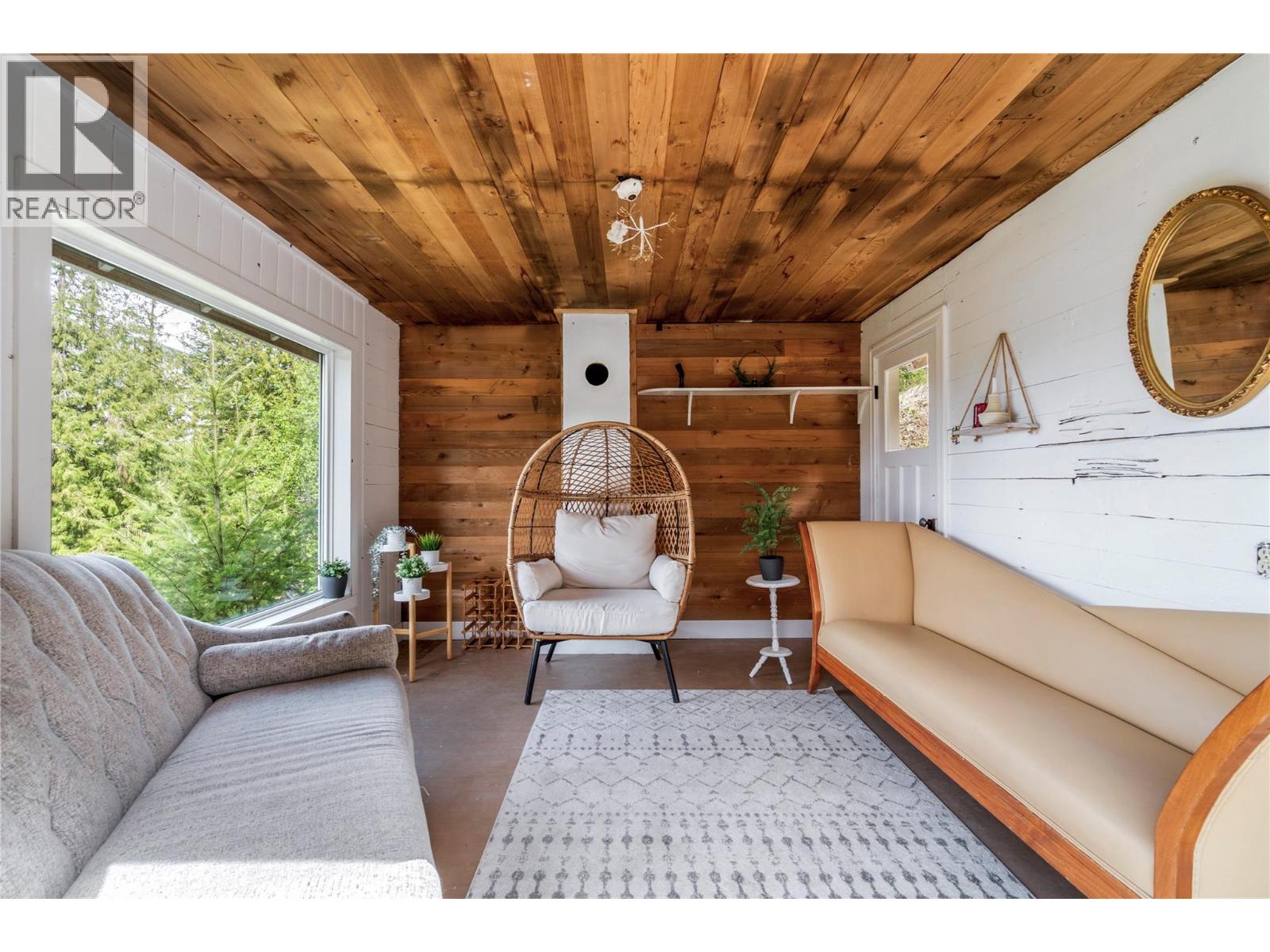  2030 Canoe Beach Drive Northeast, Salmon Arm