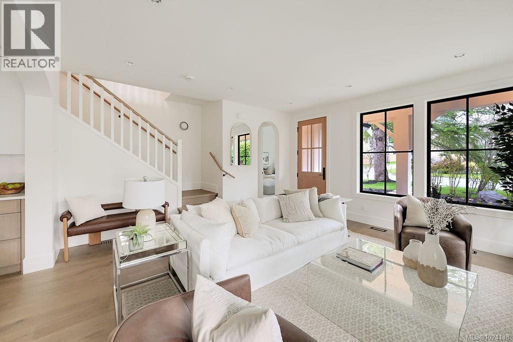  1047 Falkland Road, Oak Bay