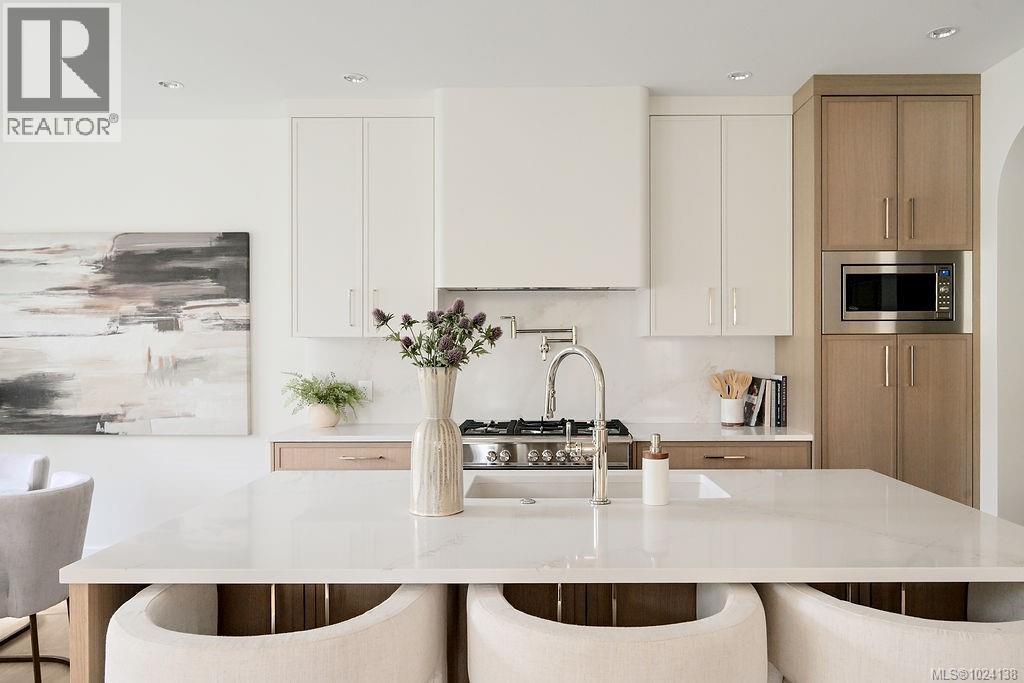  1047 Falkland Road, Oak Bay