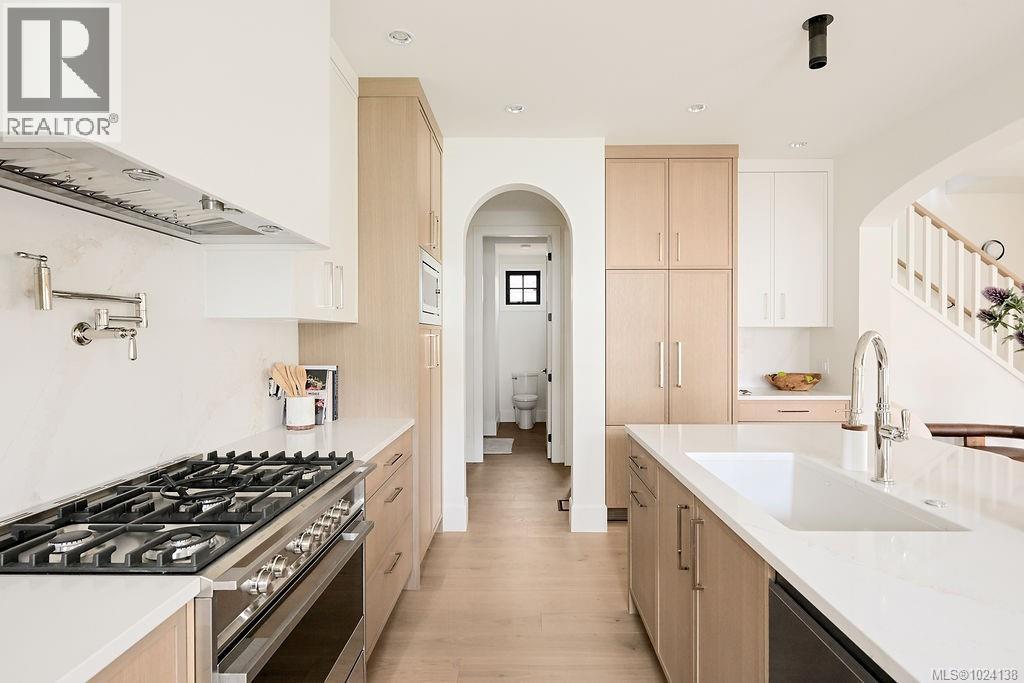  1047 Falkland Road, Oak Bay