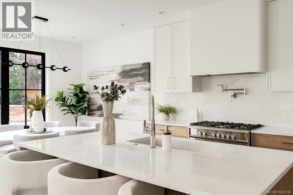  1047 Falkland Road, Oak Bay