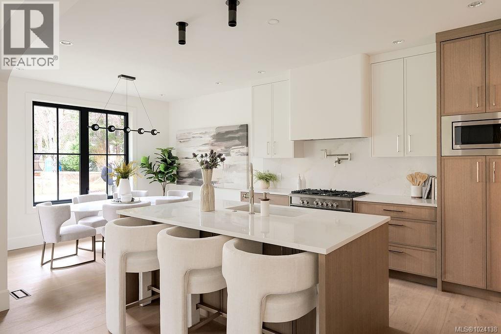  1047 Falkland Road, Oak Bay