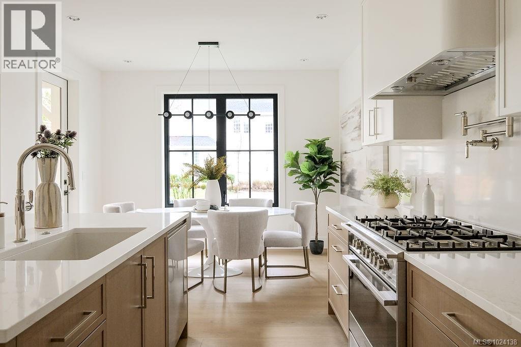  1047 Falkland Road, Oak Bay