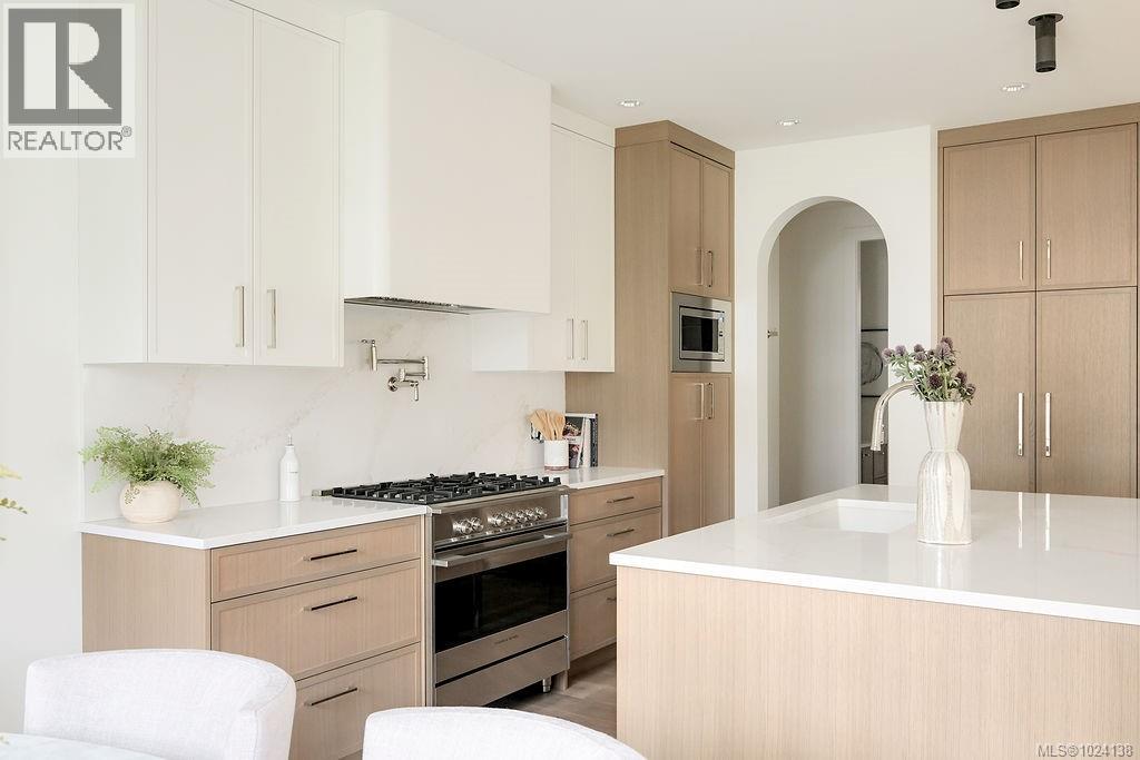  1047 Falkland Road, Oak Bay