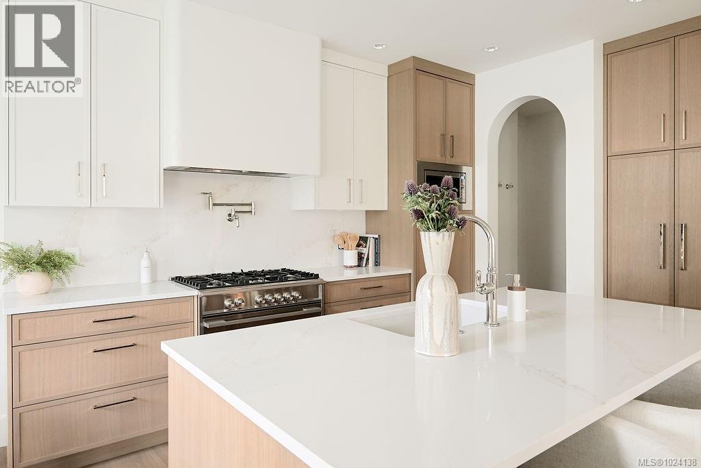  1047 Falkland Road, Oak Bay