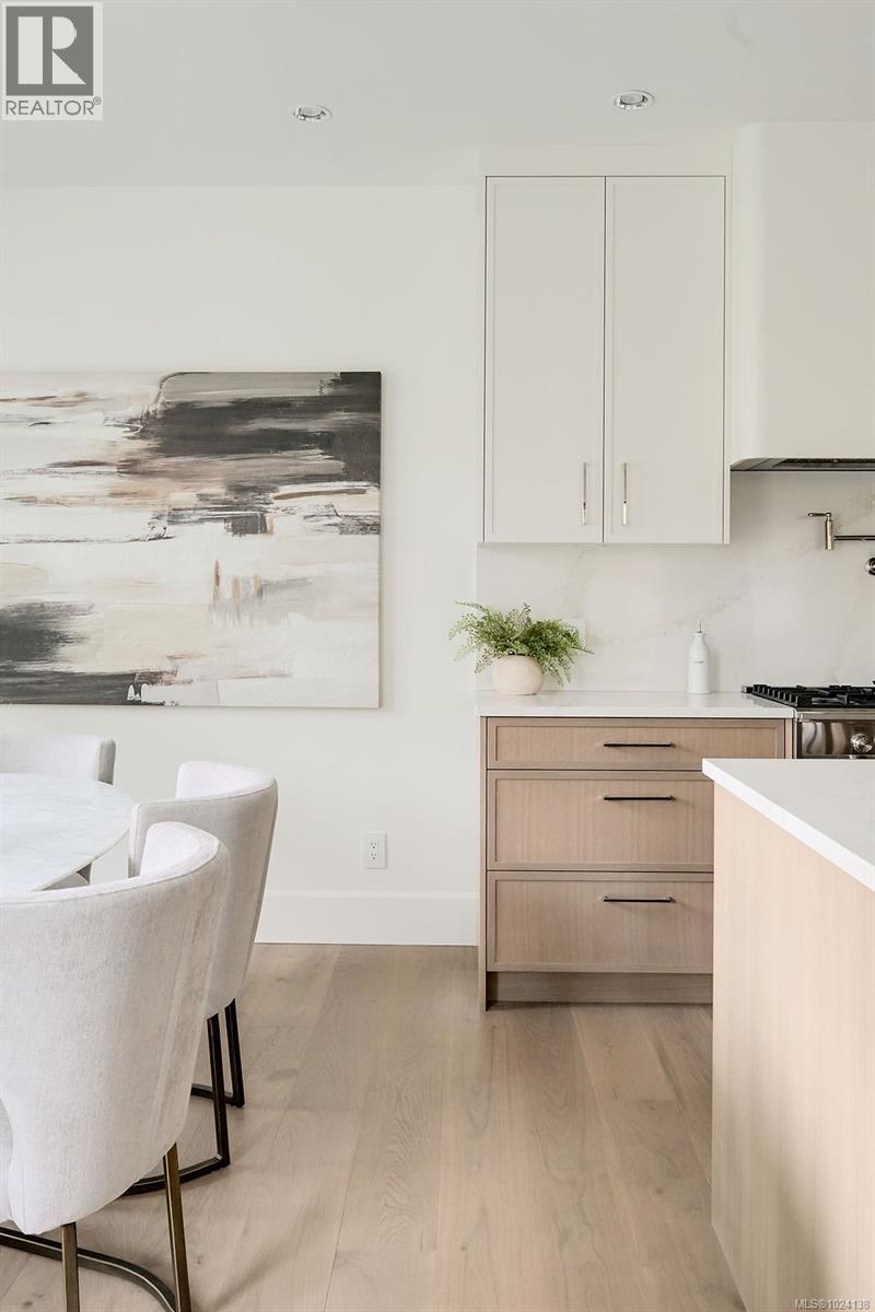  1047 Falkland Road, Oak Bay