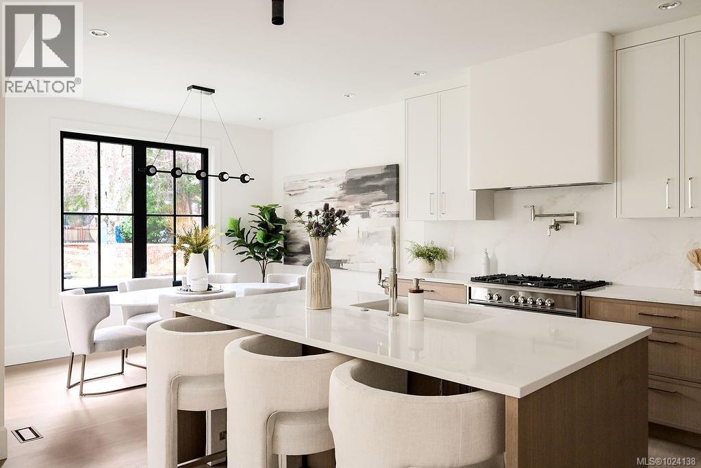  1047 Falkland Road, Oak Bay